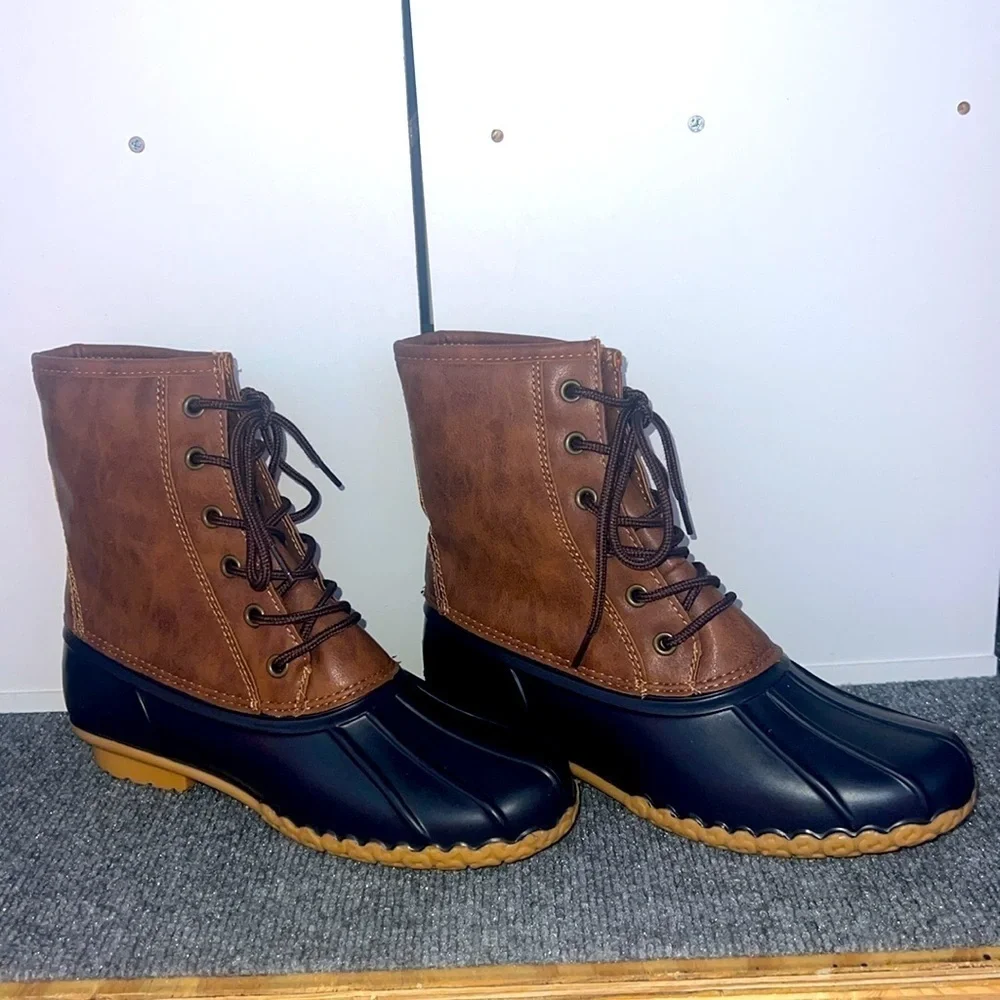 Waterproof Adam Duck Boots Tan leather, blue rubber on bottom Men’s Size 8 NWOT